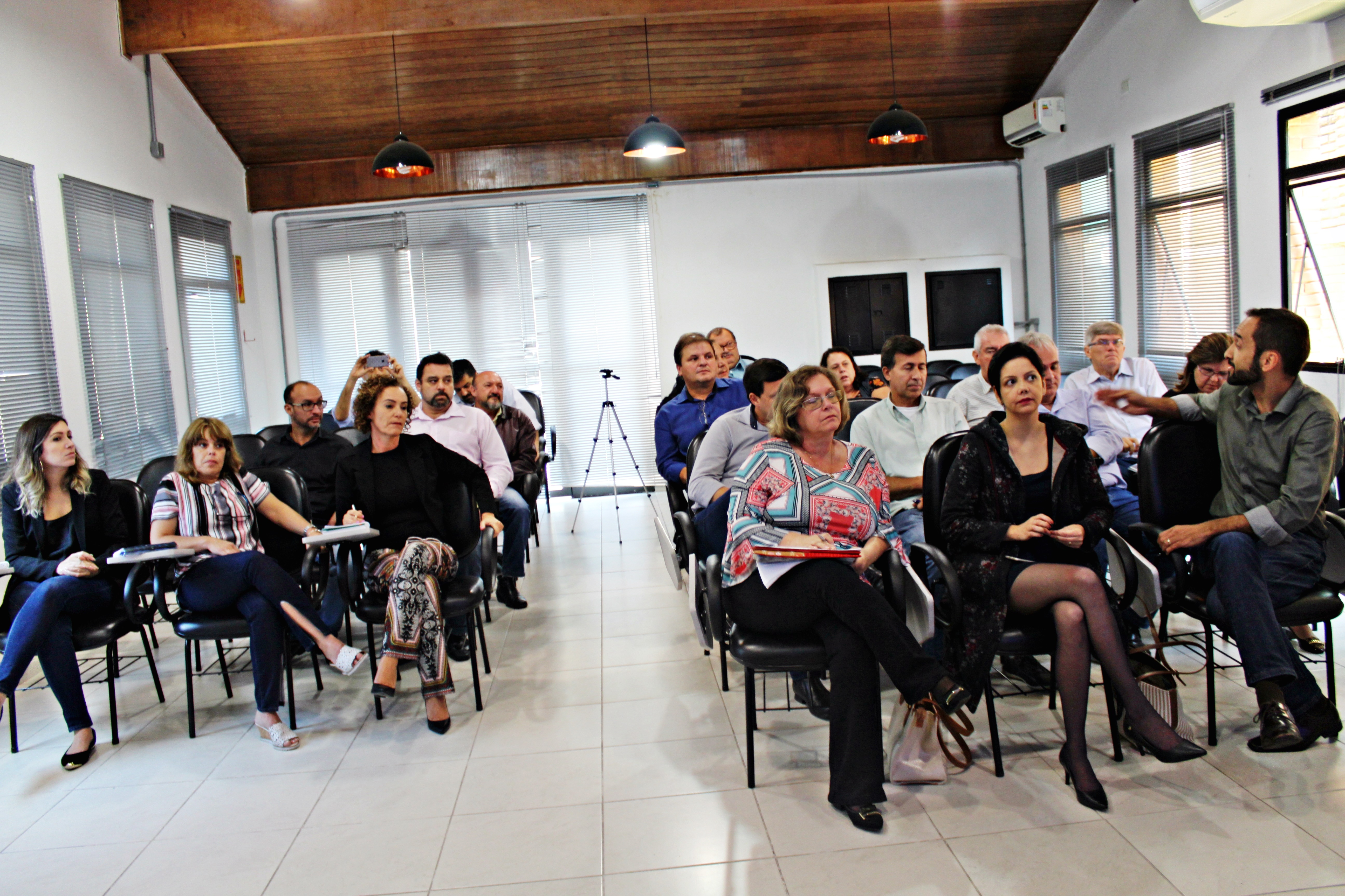 ENCONTRO PARA ACELERAR AS OBRAS DAS CRECHES DO JARDIM SANTANA E VERA CRUZ DE TREMEMBÉ