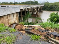 Erosão na ponte do Rio Paraíba