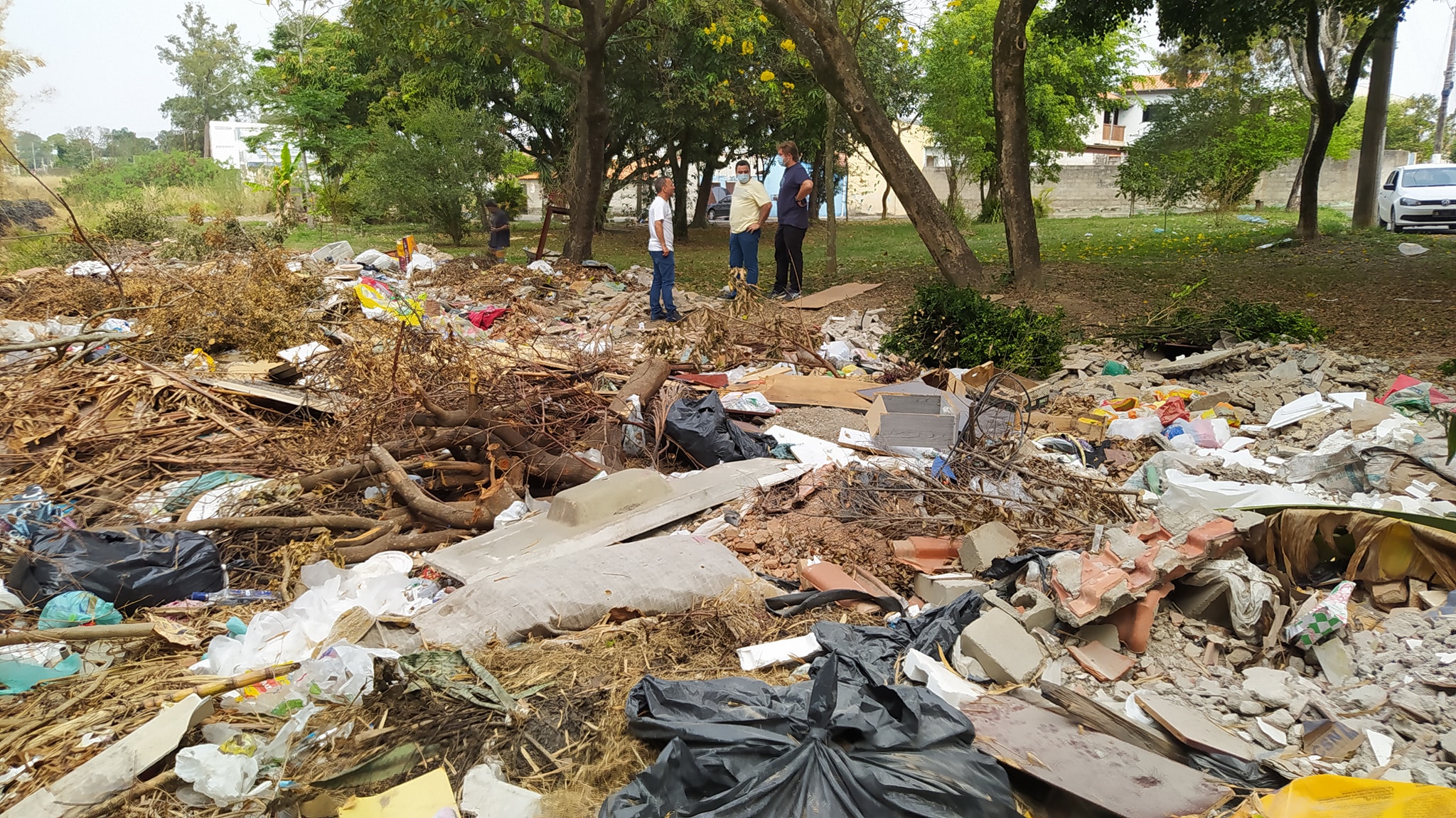 Vereadores solicitam limpeza no bairro Parque Nossa Senhora da Glória