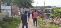 Vereadores visitam casas destruídas no Vale das Flores