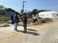 Preparação para obras de asfalto no Guedes